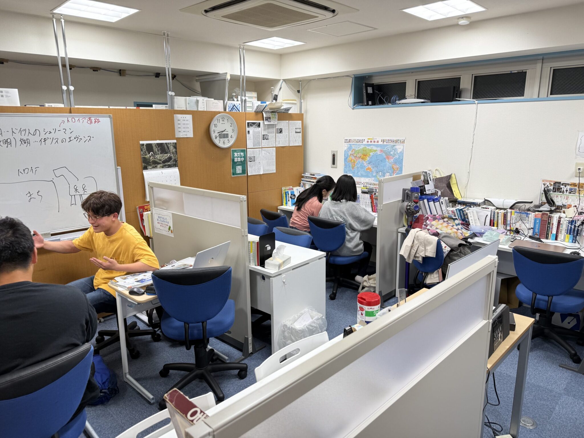 ホワイトボードと教材を使って学ぶ、武蔵野個別指導塾の授業風景